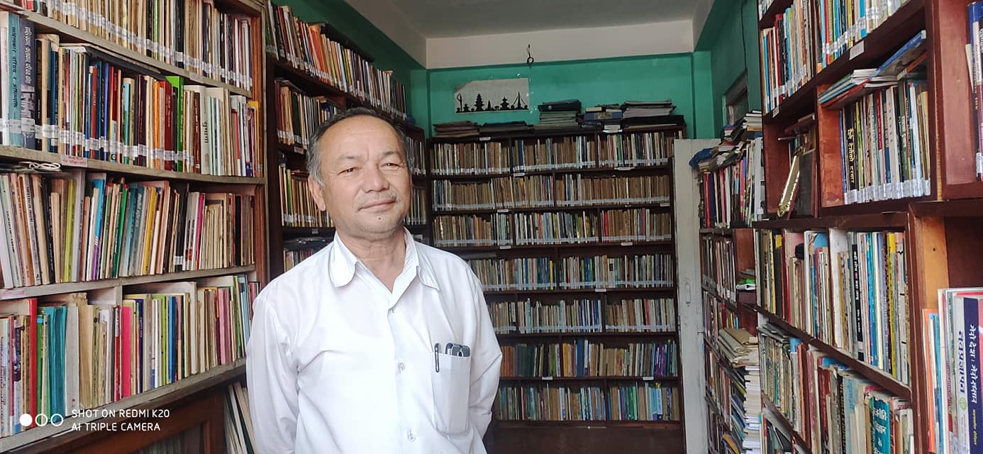 भक्तपुरको मध्यपुर थिमिमा सजिव था श्रेष्ठले सञ्चालन गरेको ‘जन्मभूमि बोडे पुस्तकालय’ । तस्बिरः नविनप्रकाश श्रेष्ठ ।  